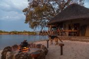 Bar der Mobola Lodge auf der Insel im Kavango