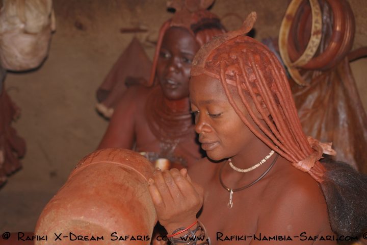 Himbafrauen in der Hütte