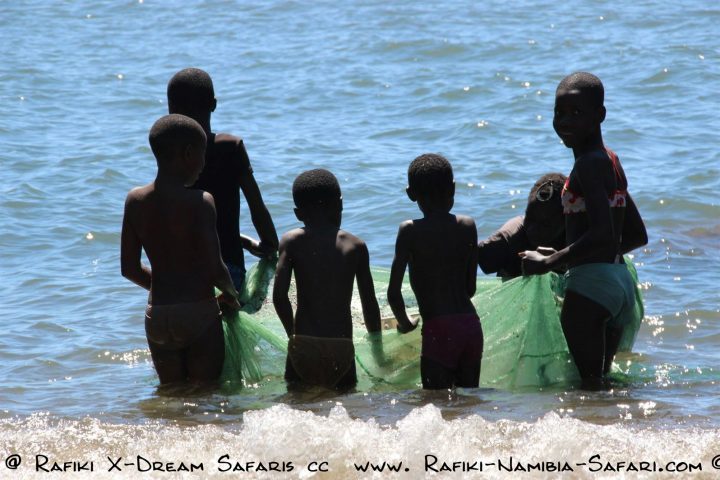 Kinder beim Fischen am Malawisee