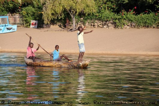 Kinder im Einbaum auf dem Malawisee