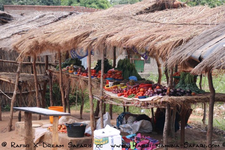 Marktstände an der Strasse in Malawi
