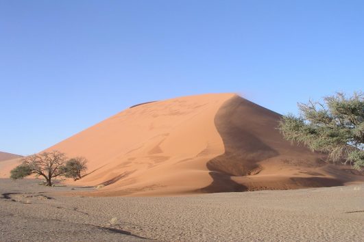 Die höchsten Dünen der Welt bei Sossusvlei im Namib Naukluft Park - Namibia